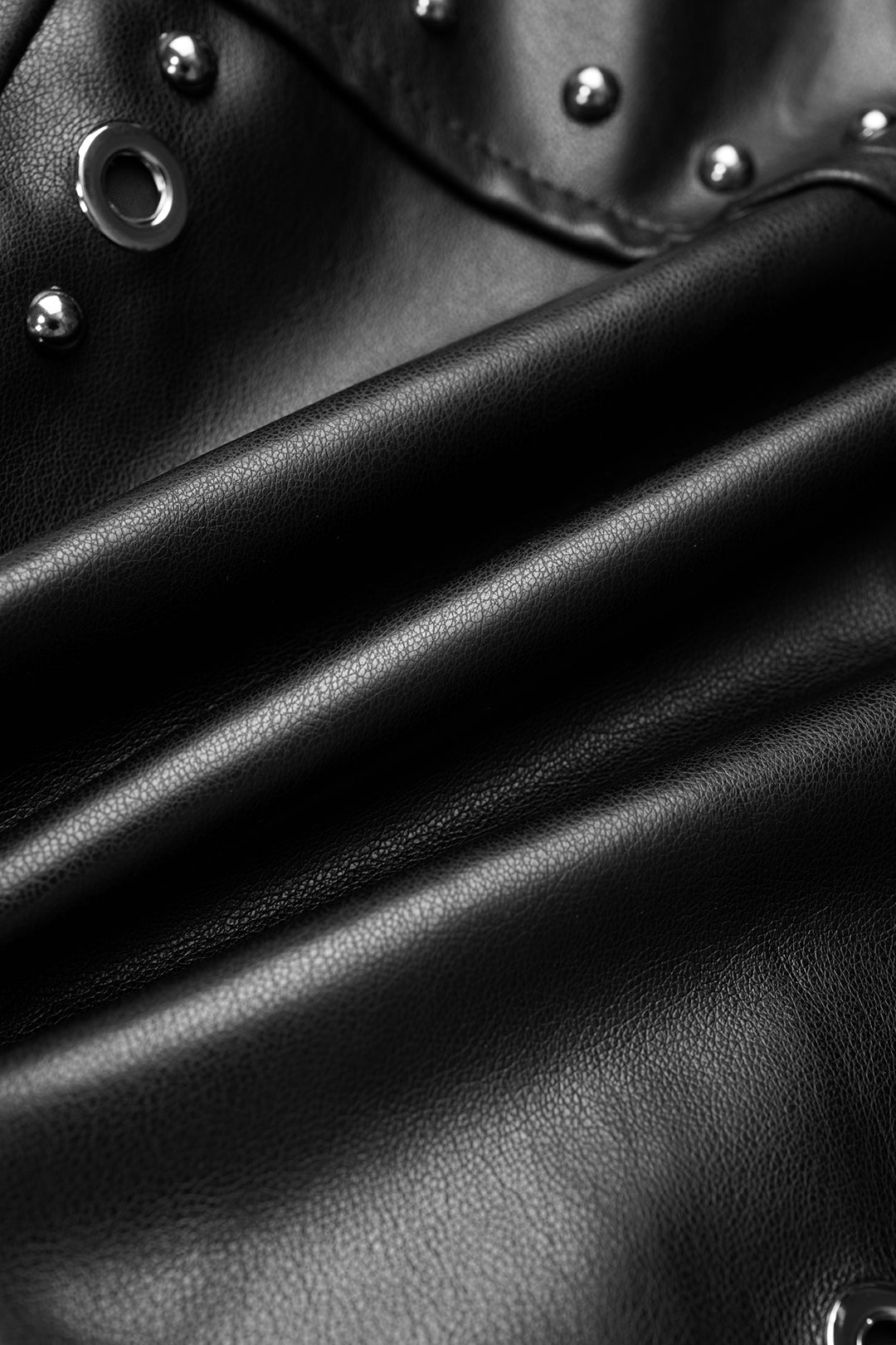 Leren-look jasje met studs, riem en rits