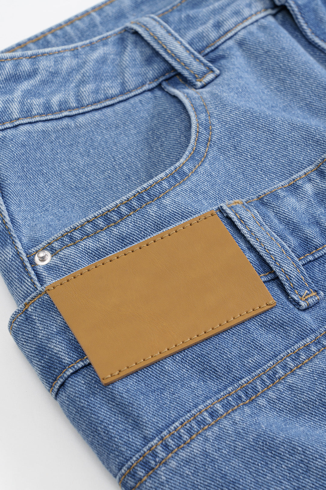 Denim asymmetrische rok met zakken en knoopjes