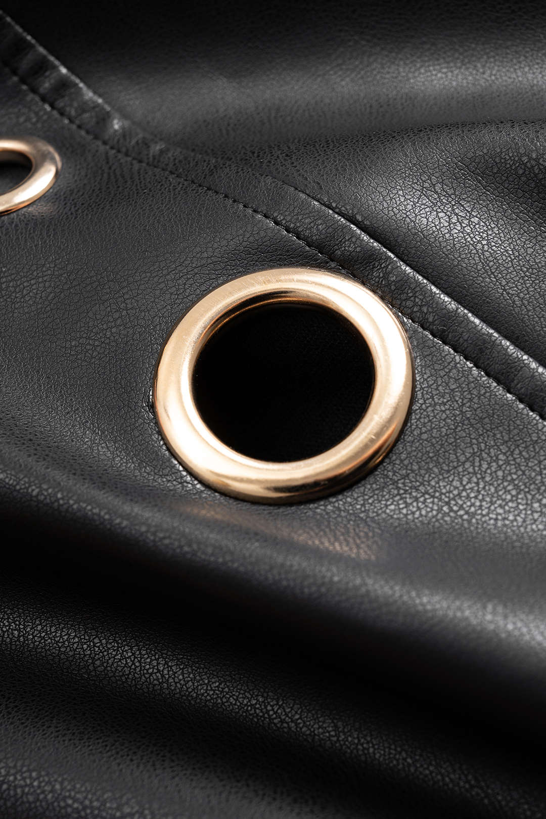 Leren-look metallic pantalon met rits en opengewerkt detail