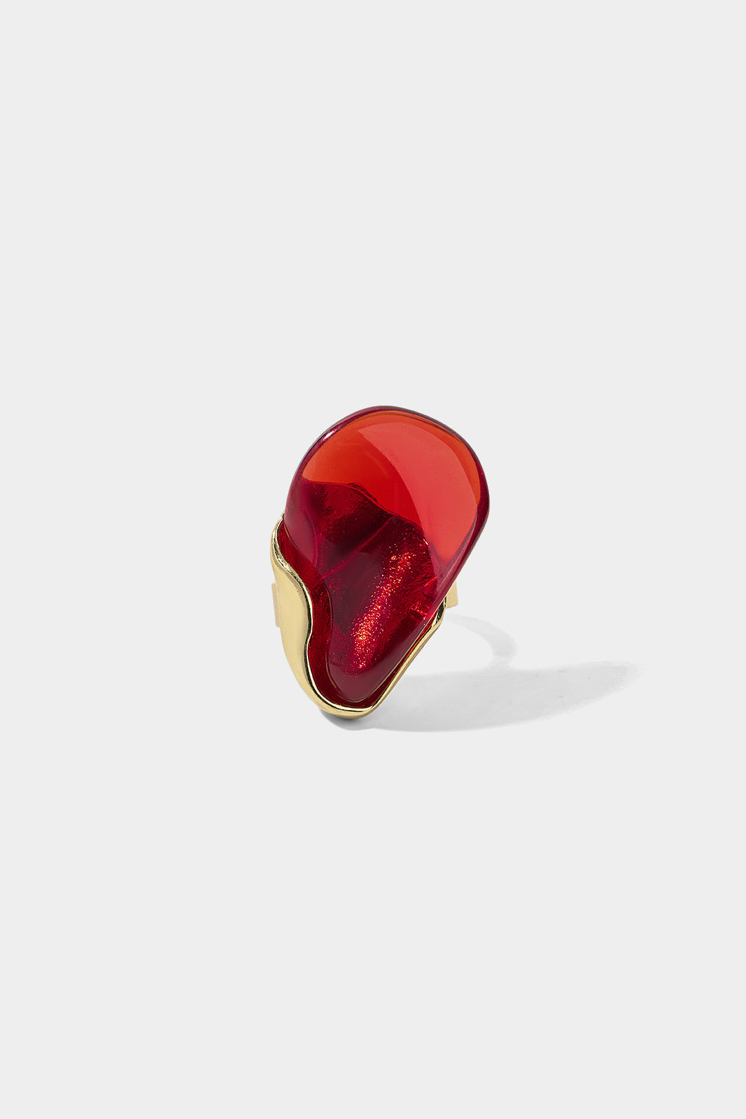 Onregelmatige ring van amberkleurig hars