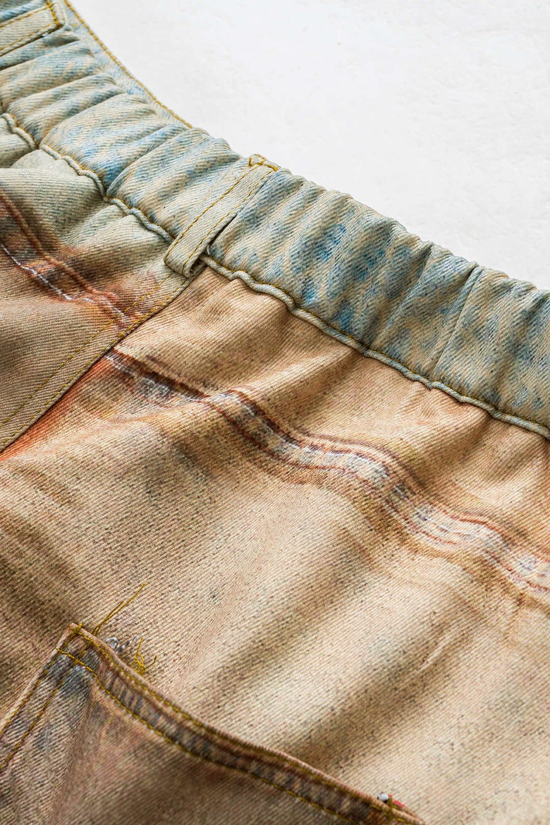 Abstracte print pantalon met knoopjes en zakken