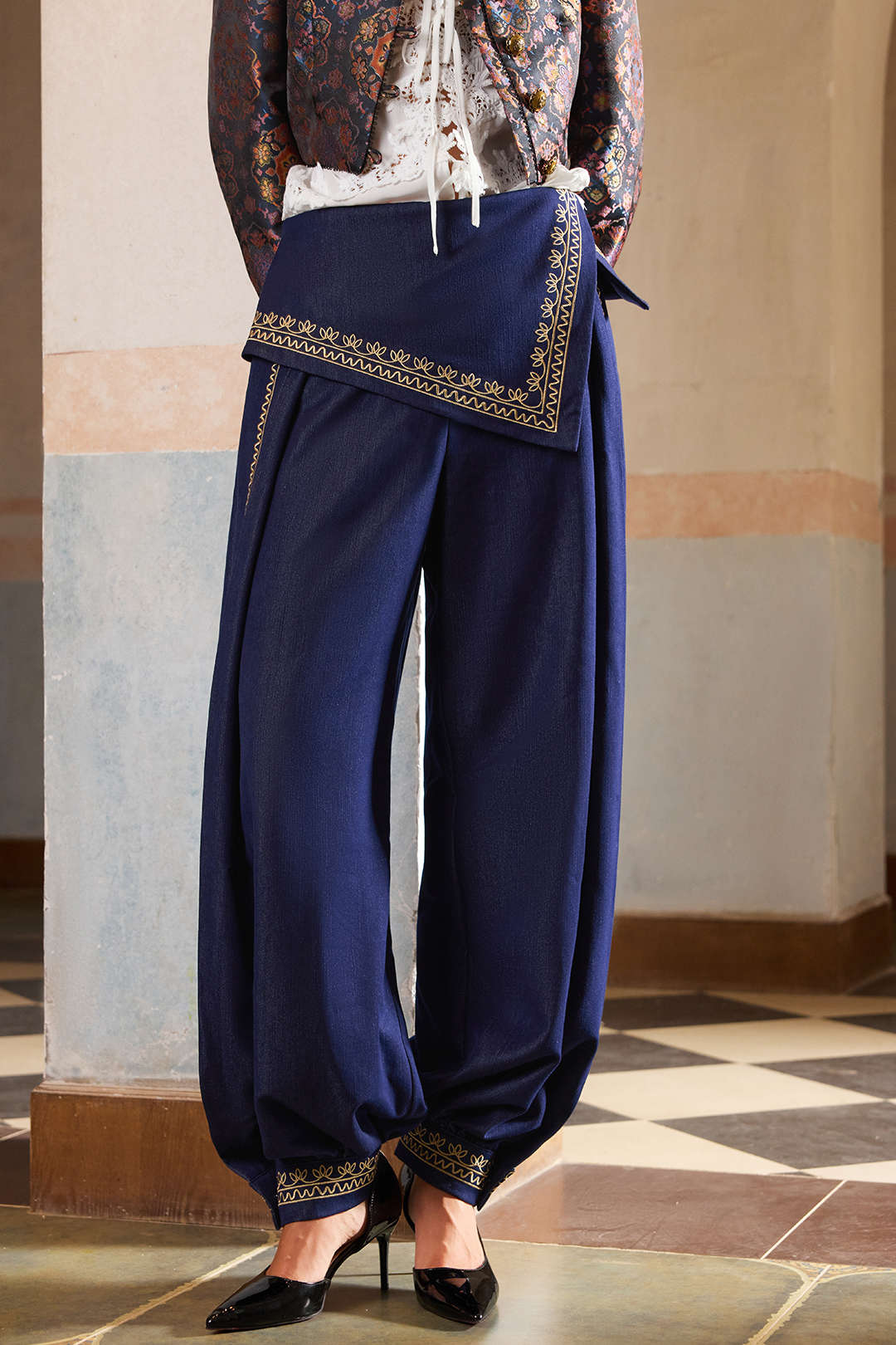Asymmetrische broek met borduursel en ballonmodel