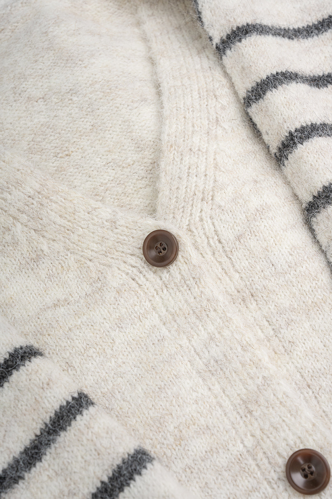 Gebreid gestreept vest met V-hals en knoopdetail