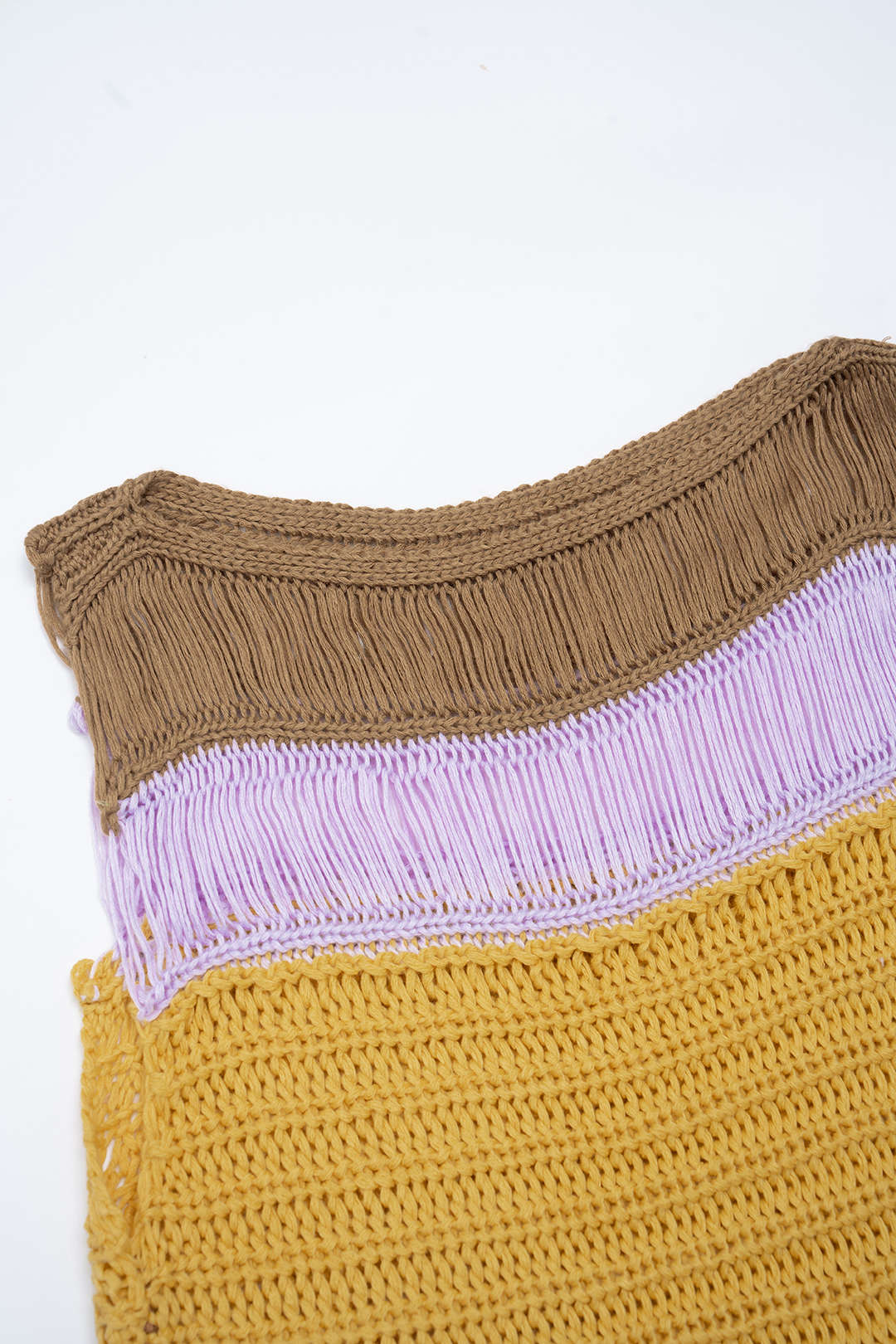 Nina - Gebreide mouwloze midijurk met ronde hals en franjes
