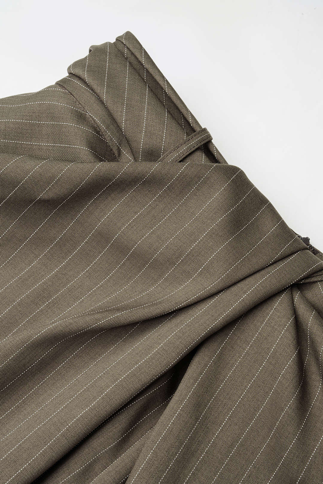 Gestreepte asymmetrische broek met ruches en wijde pijpen