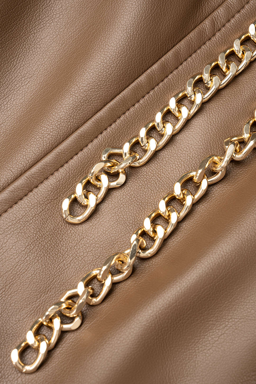 Leren-look metallic short met kettingdetail en riem
