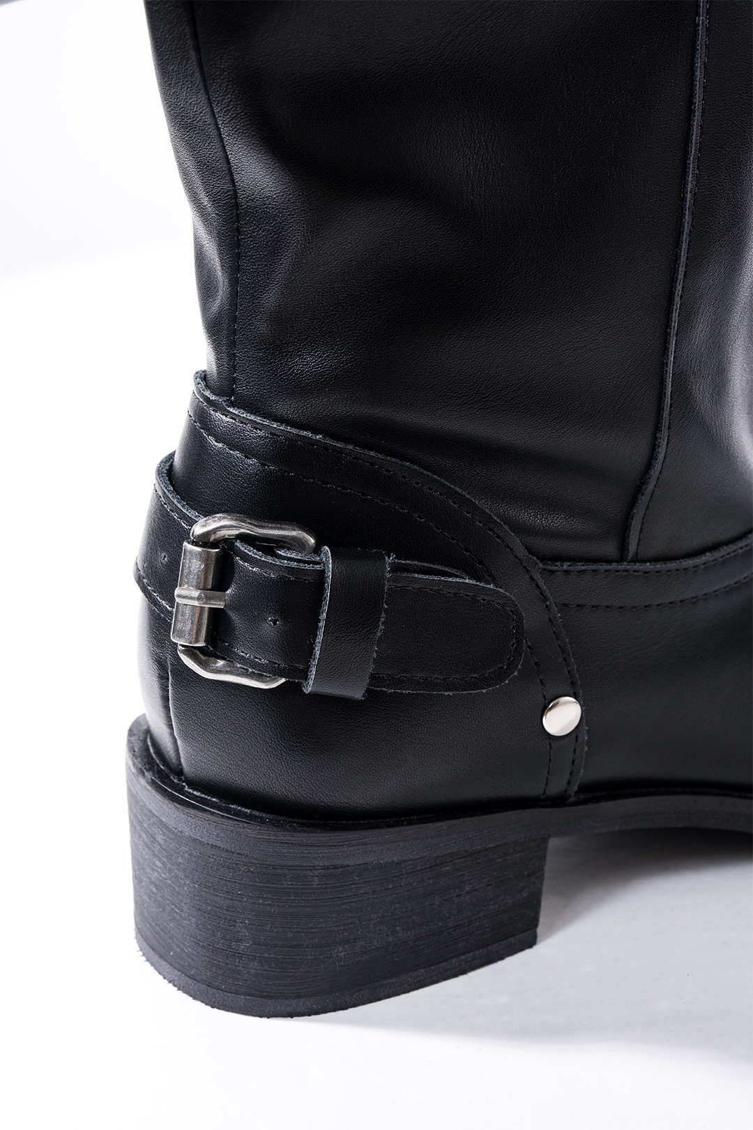 Leren-look kniehoge laarzen met ruches en gesp