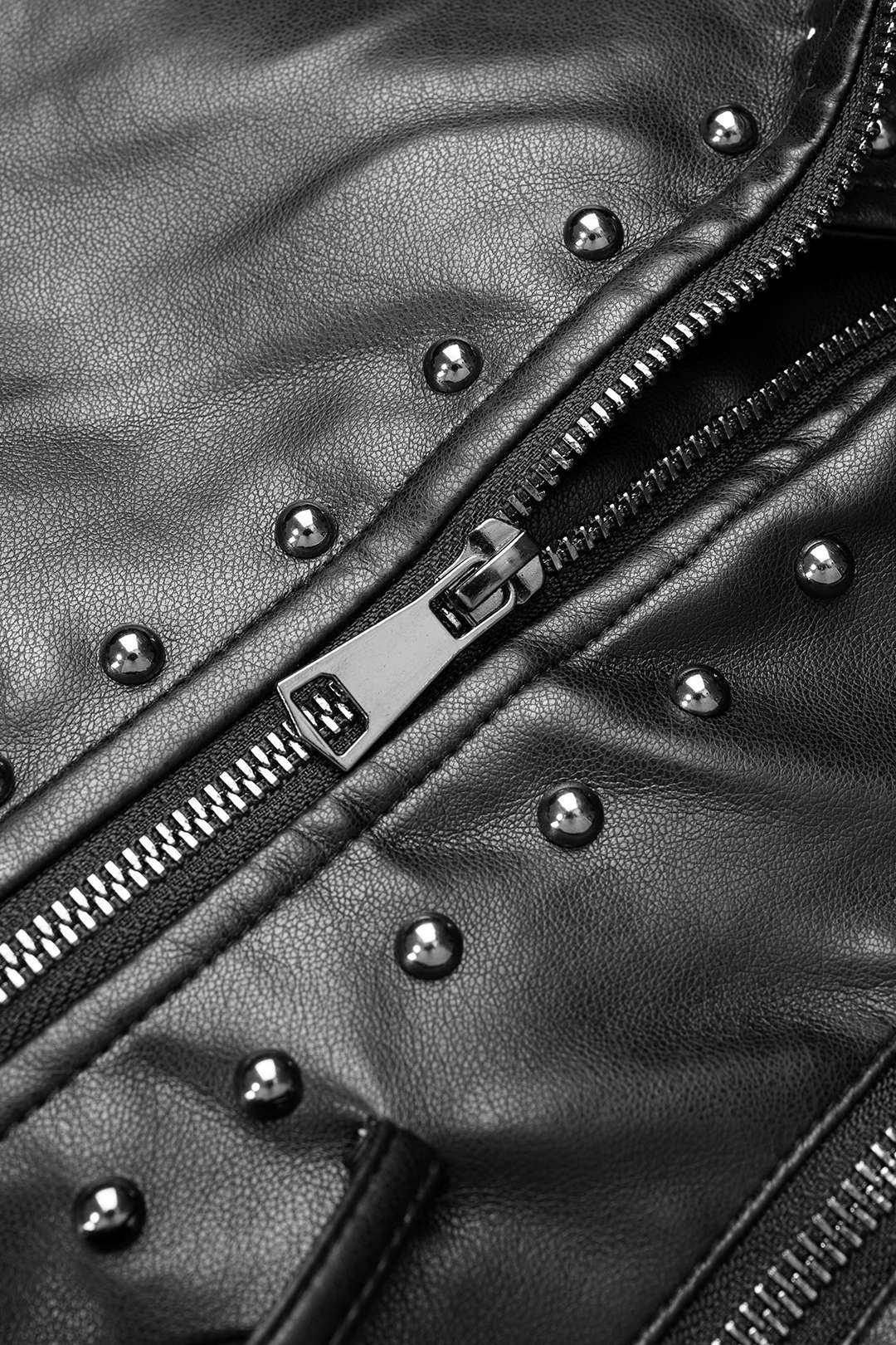 Leren-look jasje met studs, riem en rits