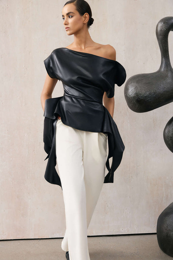 Leren-look top met één schouder, ruches en korte mouwen