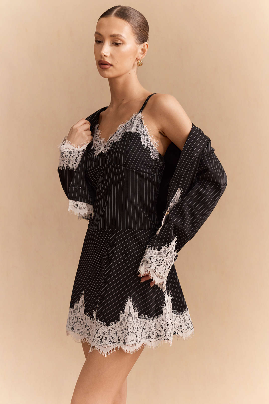 Gestreepte patchwork jurk met kant en V-hals