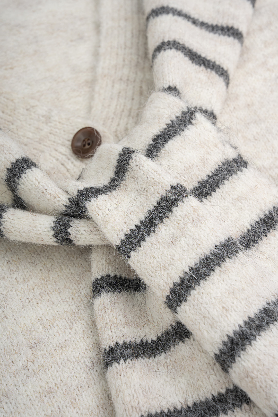 Gebreid gestreept vest met V-hals en knoopdetail