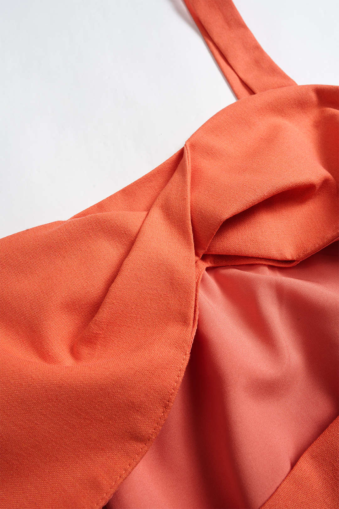 Mouwloze jumpsuit met uitsnijding en gedraaid detail