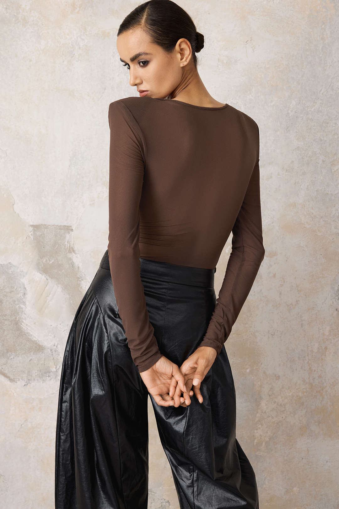 Patchwork mesh body met kant, drapering en watervalhals