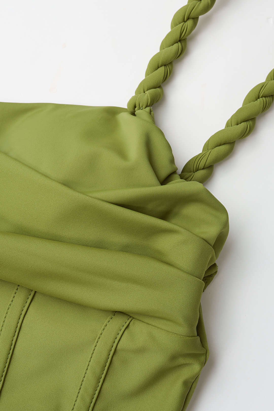 Mouwloze body met gedraaid detail, knoopdetail en ruches