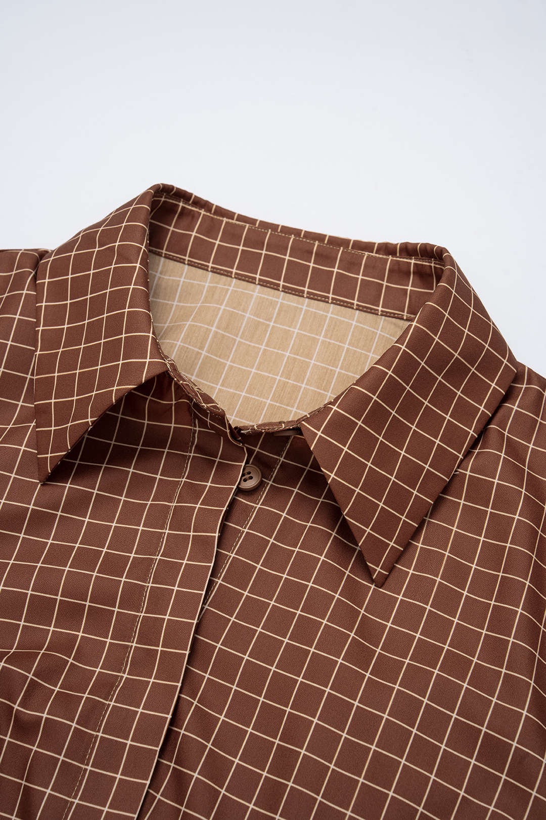 Geruite asymmetrische midijurk met ruches en lange mouwen