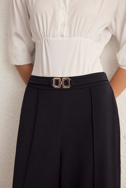 Effen broek met riem en wijde pijpen