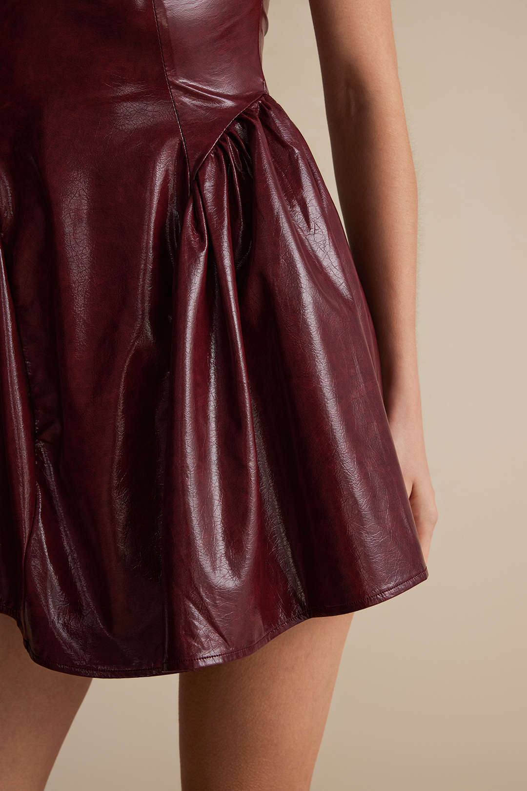 Leren-look minijurk met V-hals en ruches