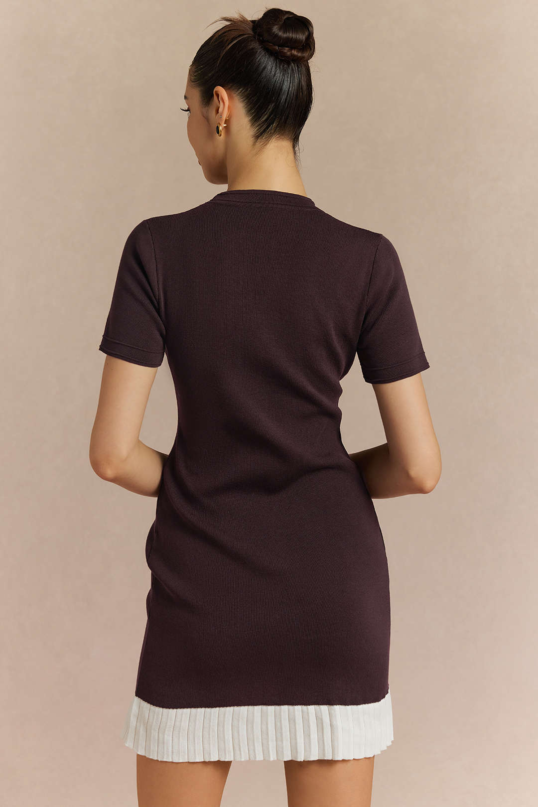 Metallic minijurk met ronde hals, knoopjes en korte mouwen