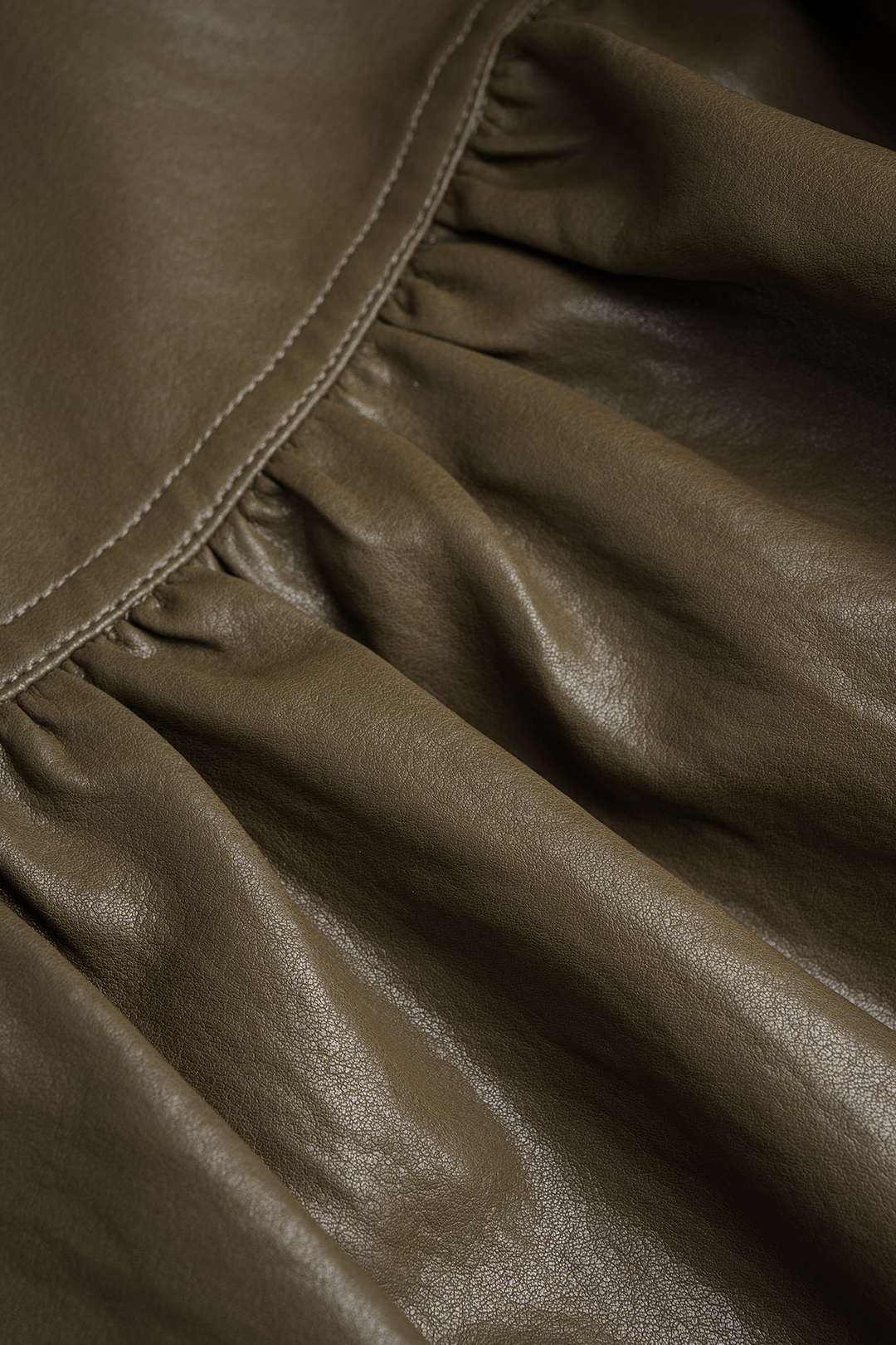 Leren-look metallic minirok met riem en ruches
