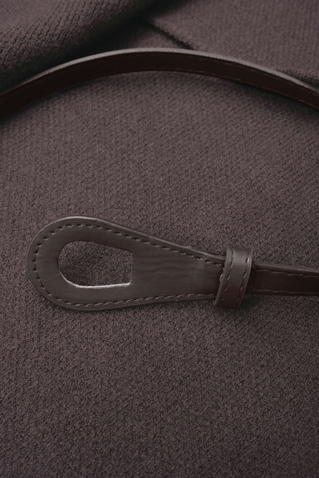 Asymmetrisch vest met revers, riem en knoopjes