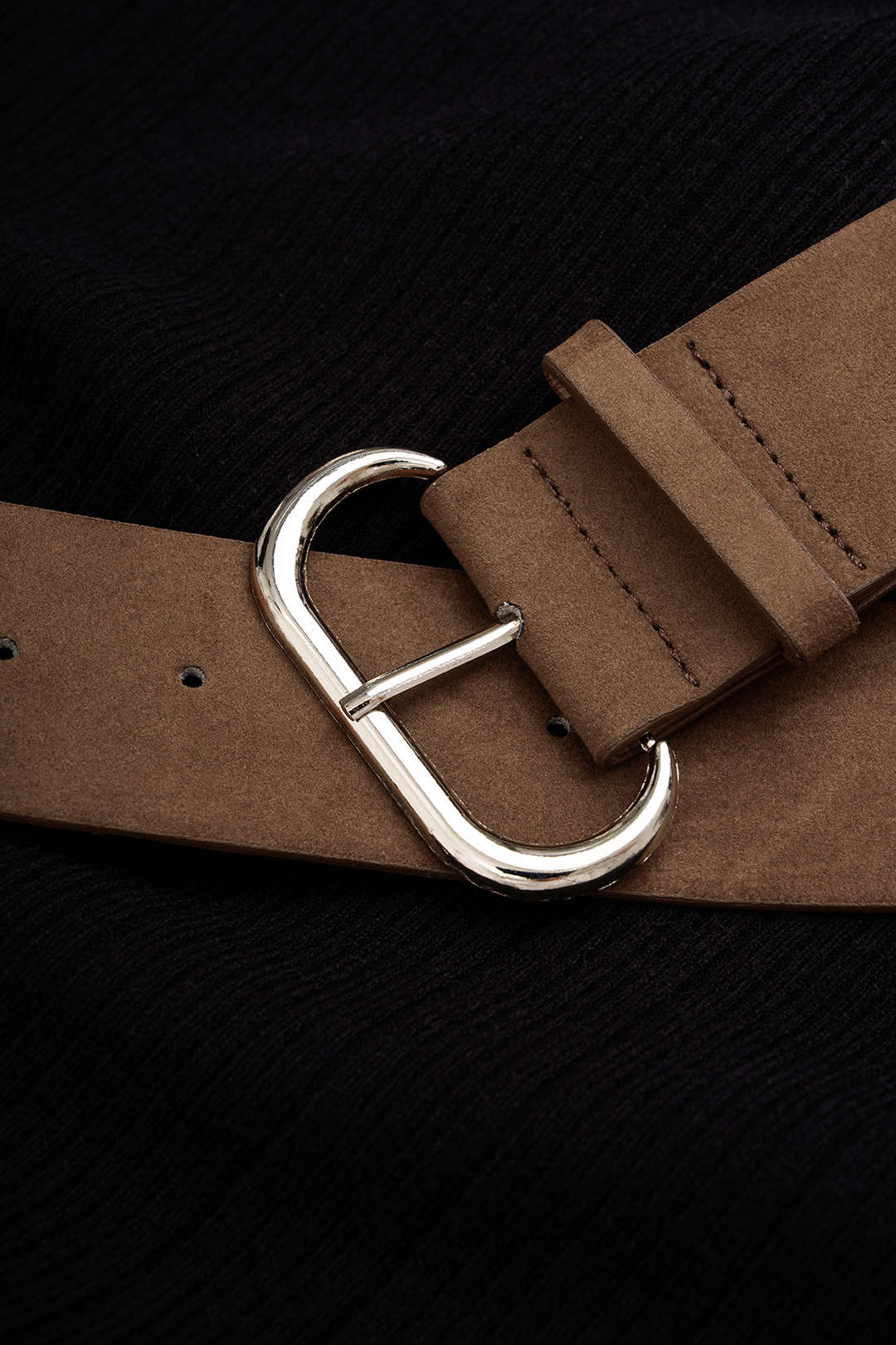 Sanne - Gebreide asymmetrische top met riem en lange mouwen