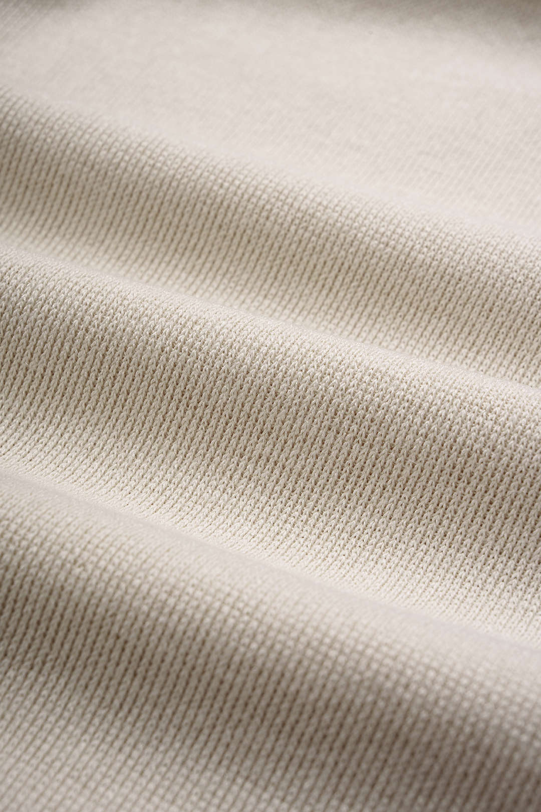 Asymmetrische top met één schouder, ruches en lange mouwen