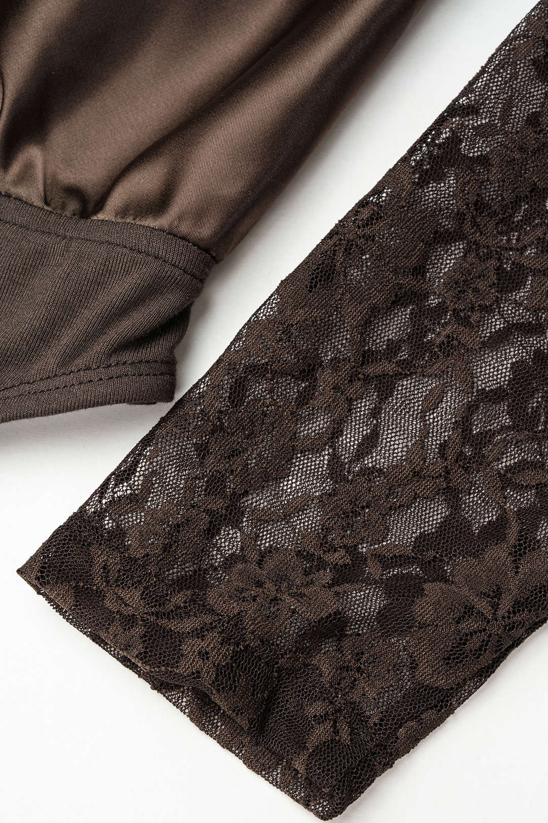 Satijnen patchwork body met kant, drapering en watervalhals