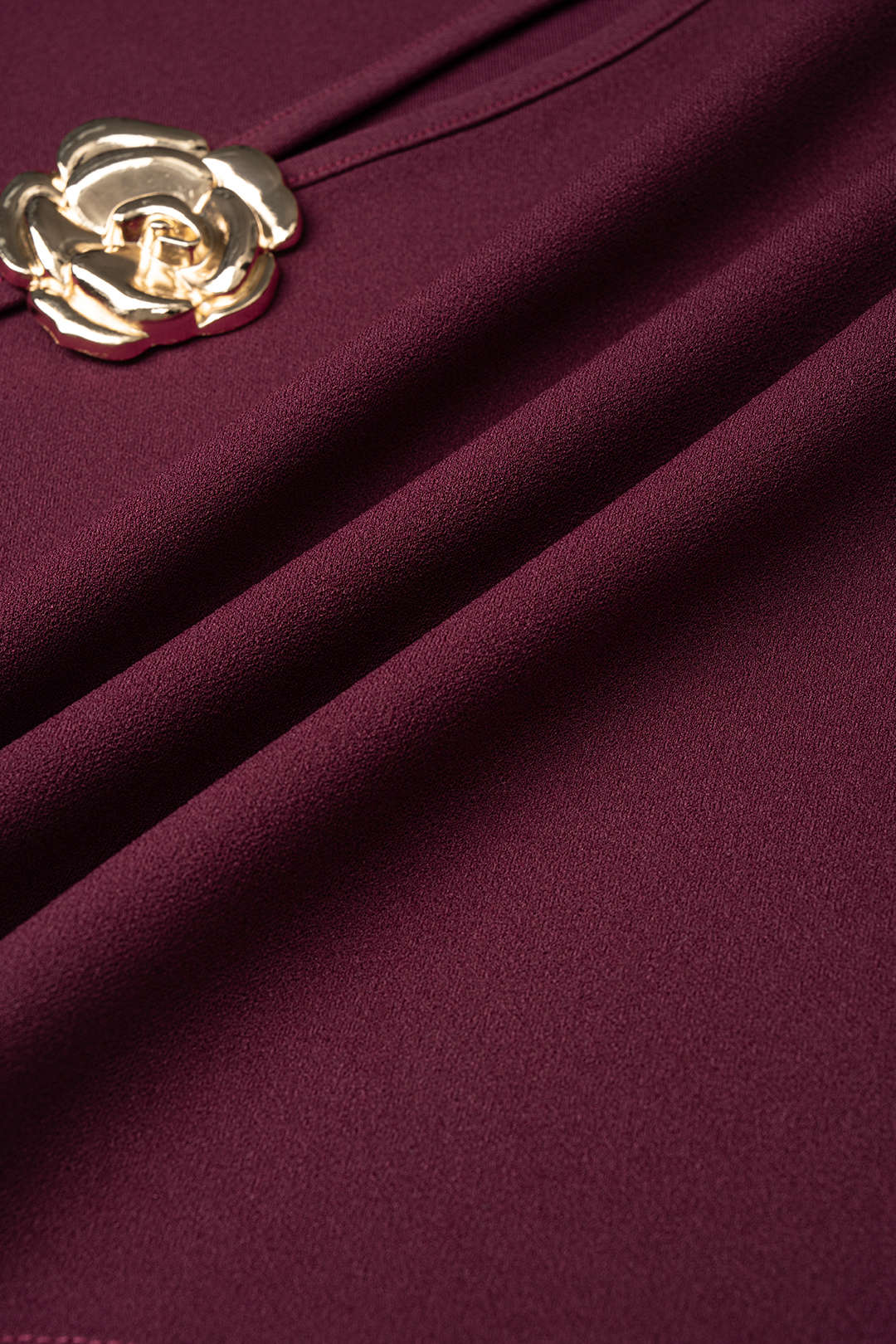 Metallic top met ronde hals, uitsnijding en lange mouwen