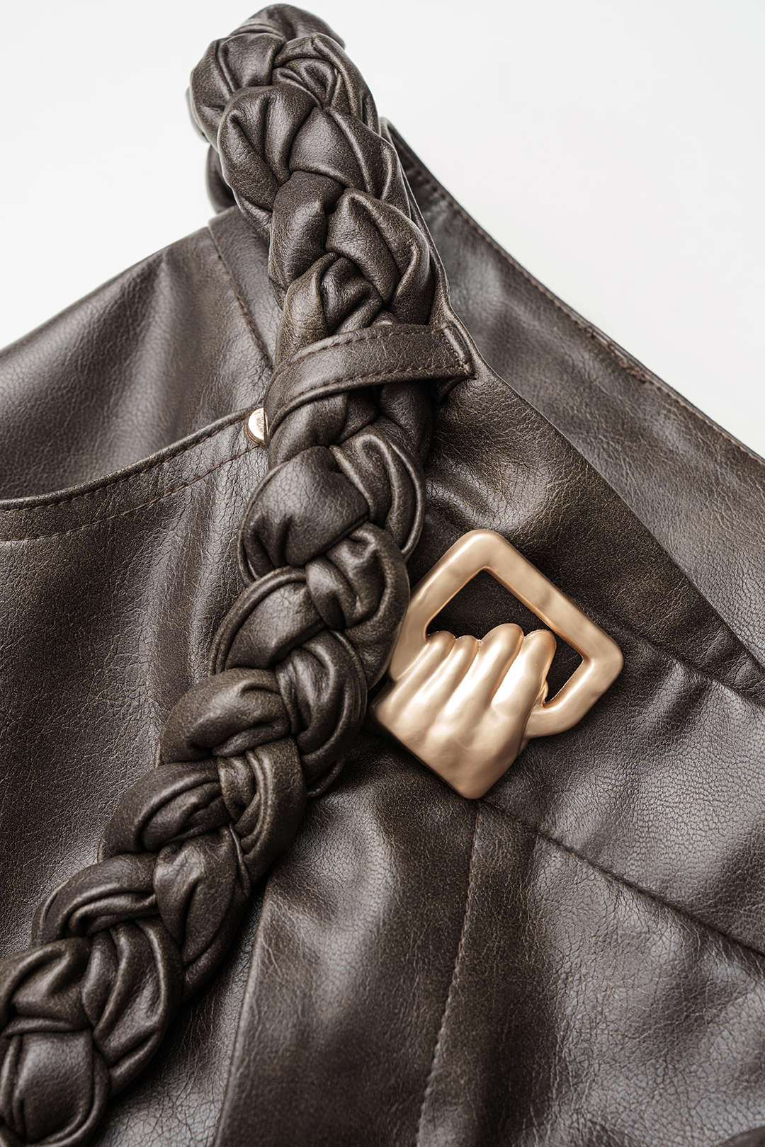 Leren-look asymmetrische short met riem en zakken