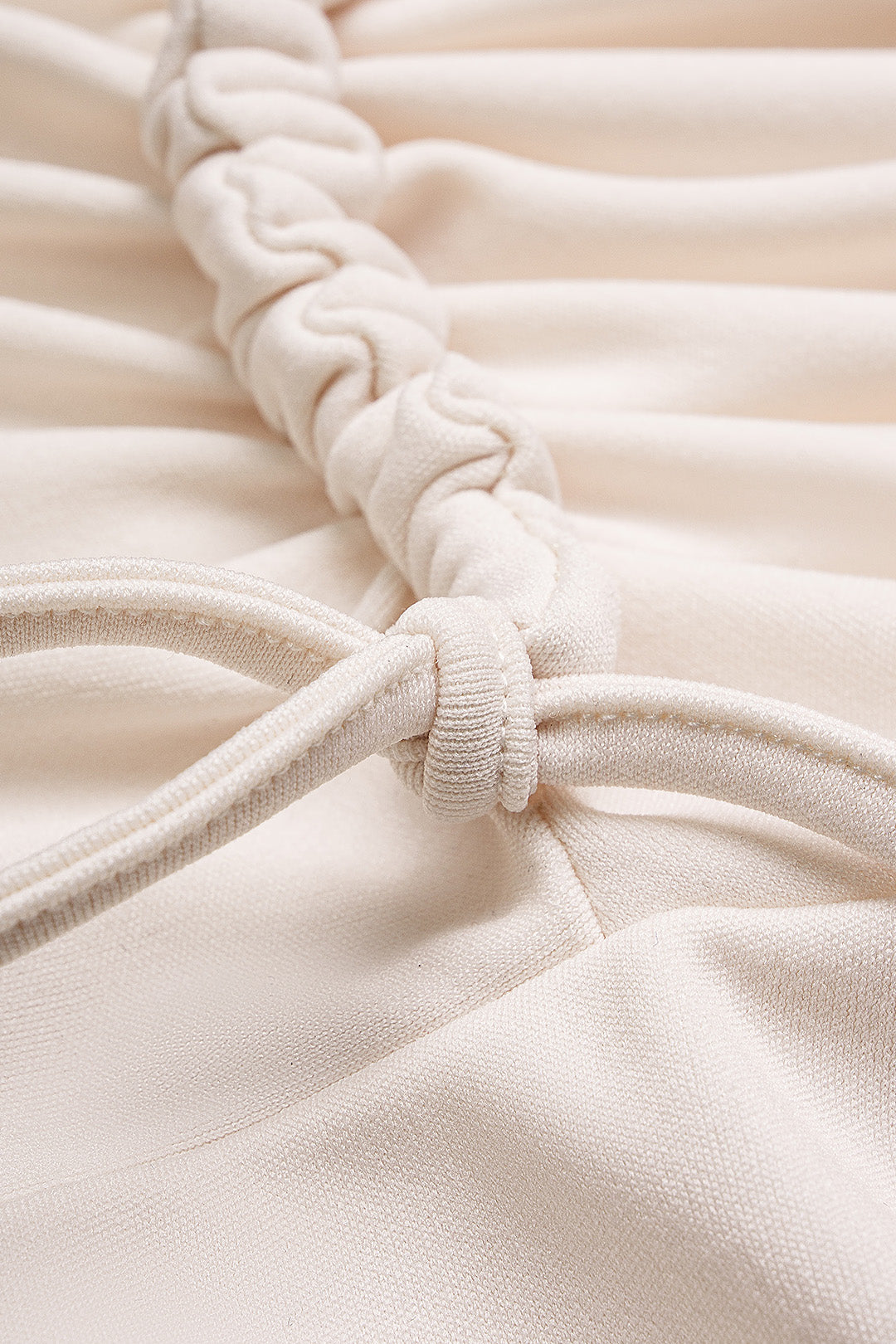 Asymmetrische mouwloze maxijurk met gedraaid detail