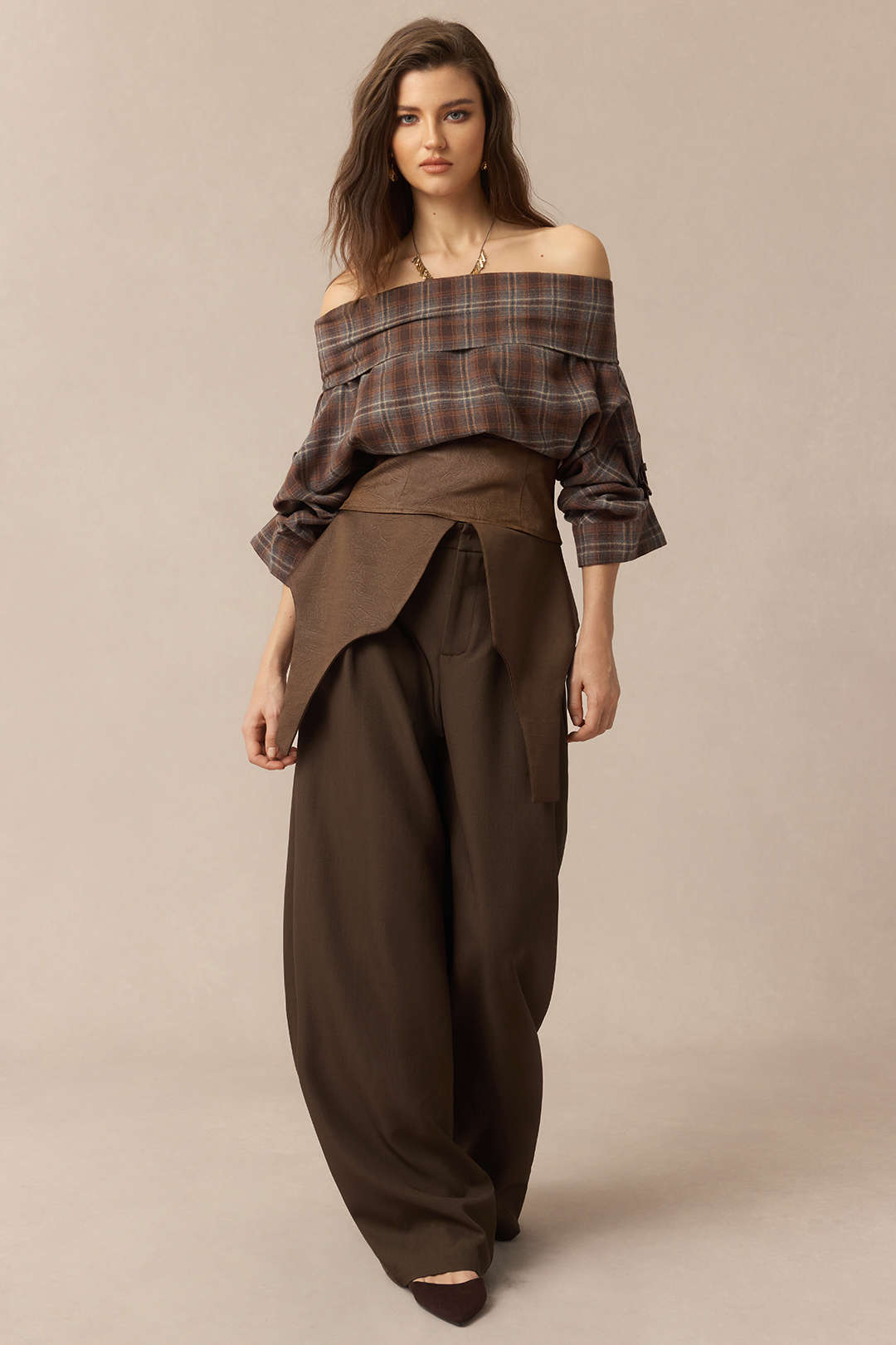 Geruite satijnen blouse met blote schouders en rits