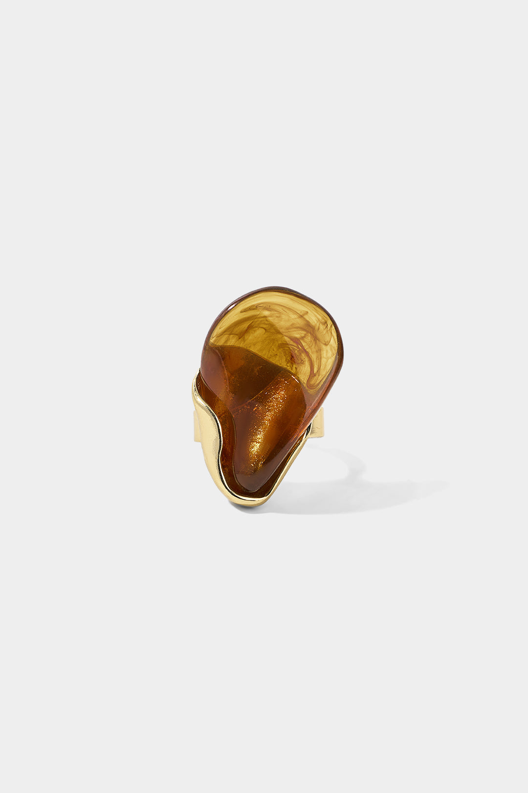 Onregelmatige ring van amberkleurig hars