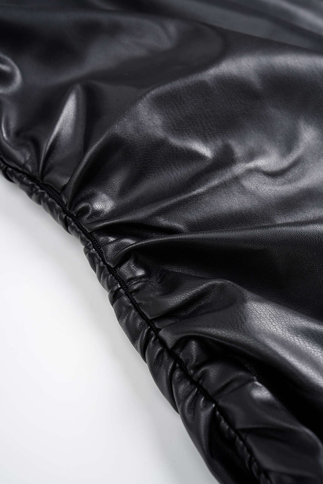Leren-look minijurk met kettingdetail en blote schouders