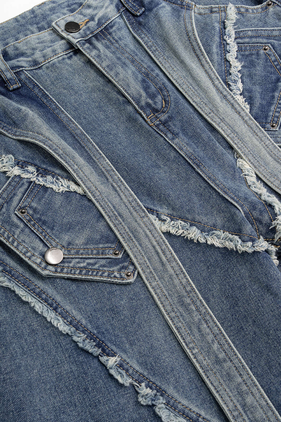 Jeans met riem en rafelrand