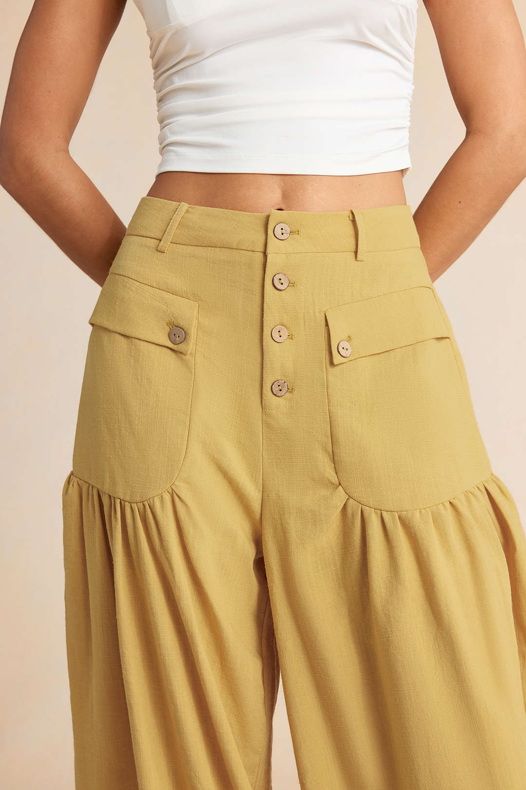 Broek met knoopjes, zakken en strik
