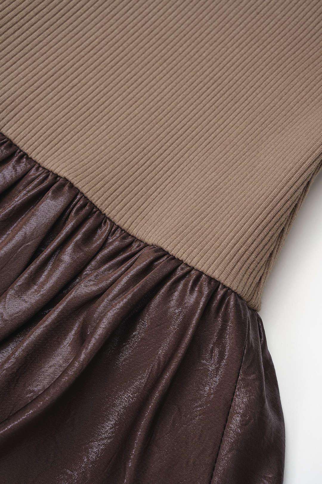 Patchwork leren-look maxijurk met ronde hals, ruches en rits