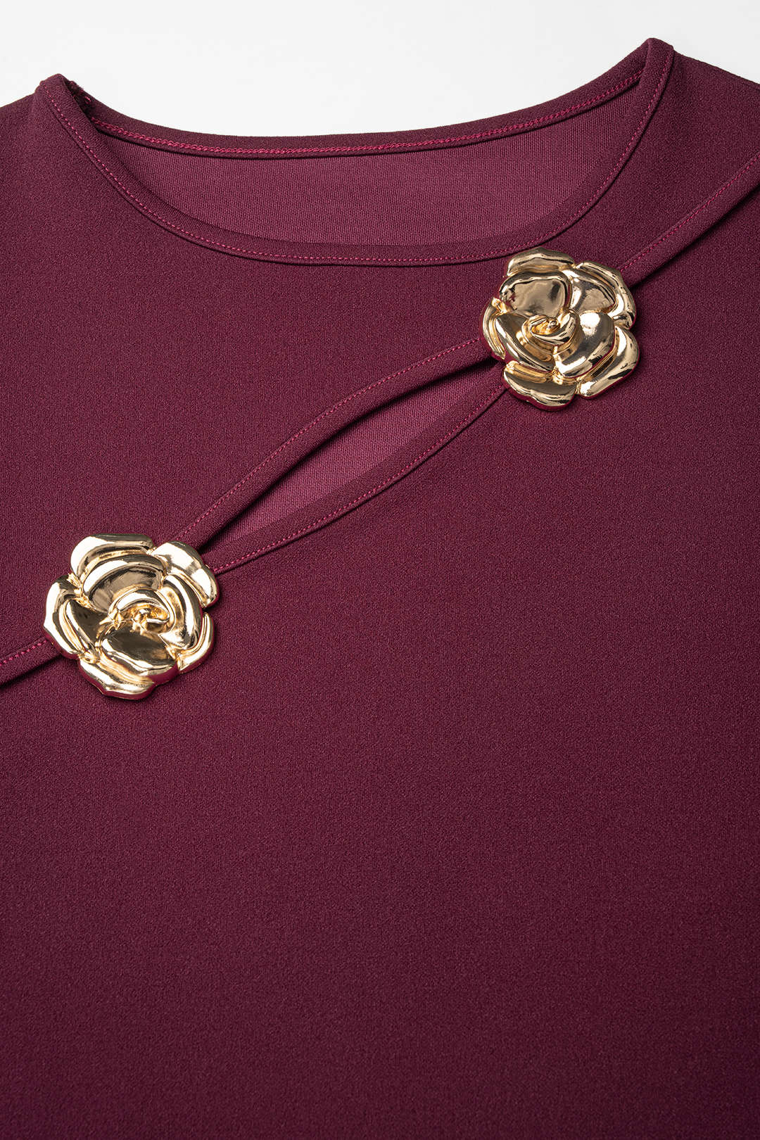 Metallic top met ronde hals, uitsnijding en lange mouwen