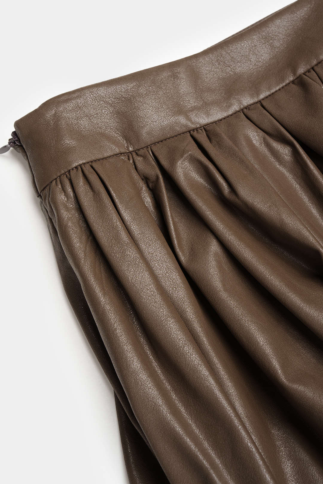 Xenia - Leren-look asymmetrische rok met ruches