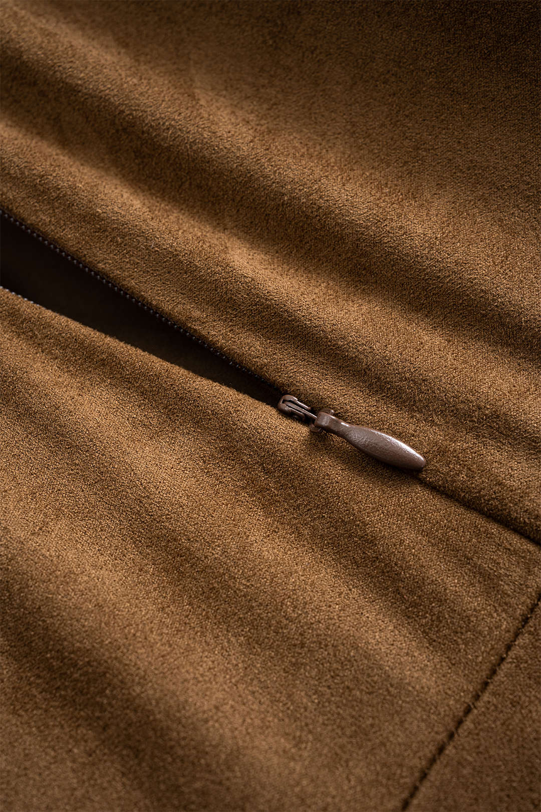 Suède rok met asymmetrische zoom en hoge taille