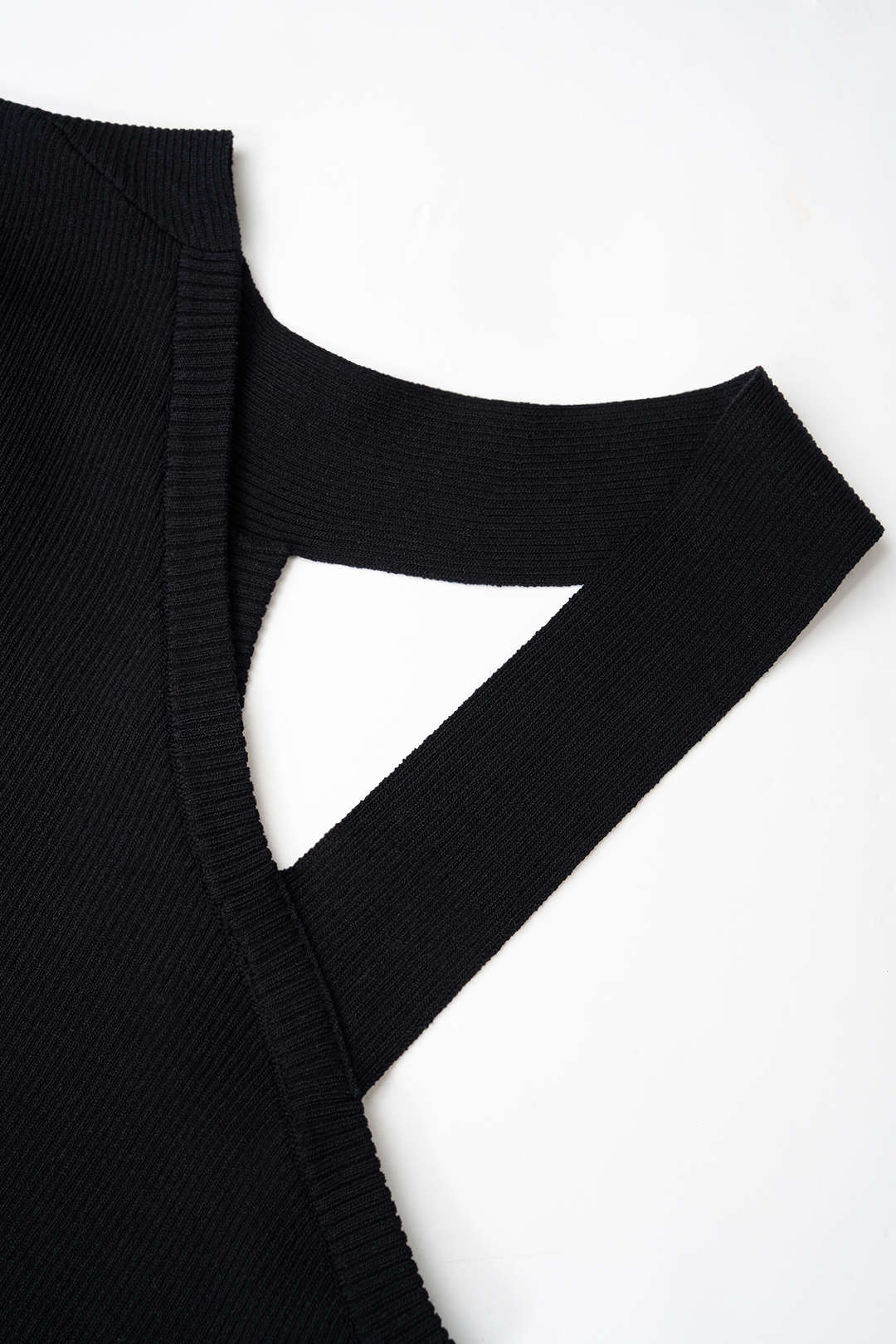 Gebreide asymmetrische tanktop met uitsnijding