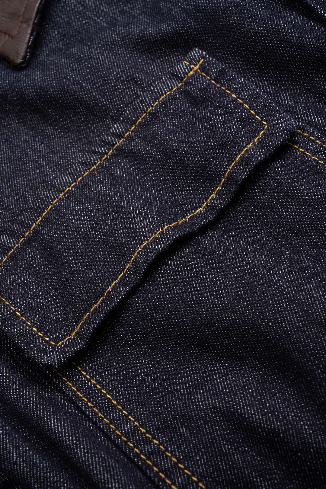 Denim leren-look jumpsuit met riem en lange mouwen