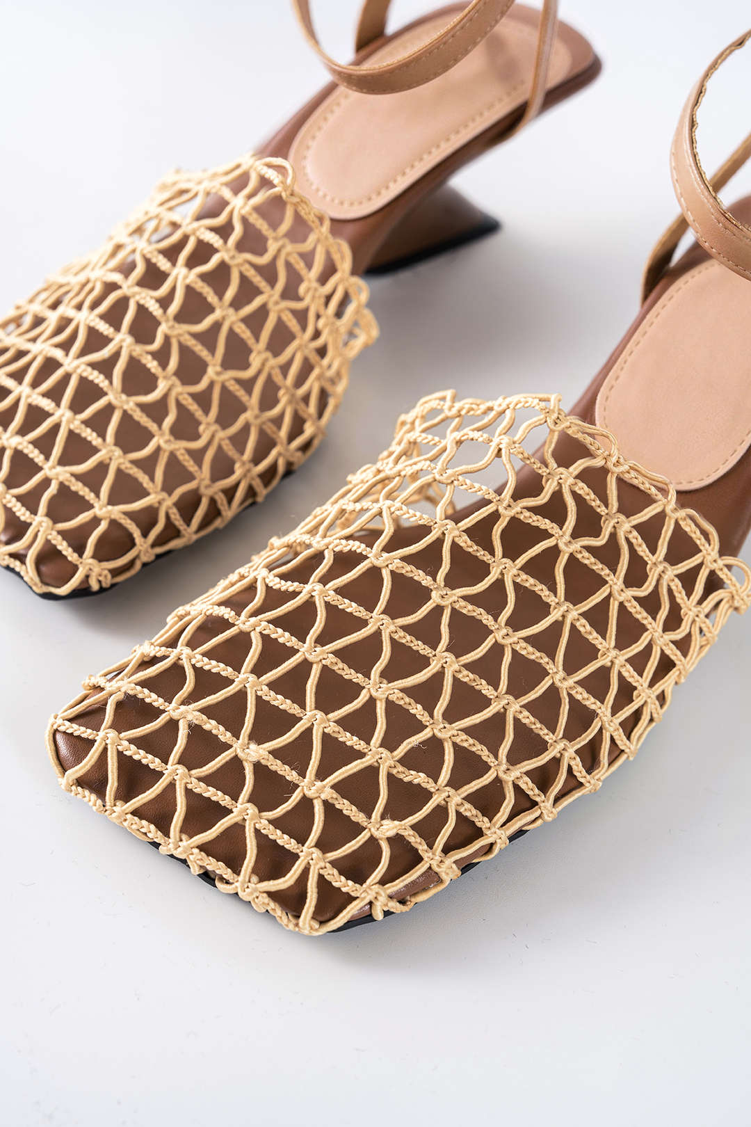 Sandalen van imitatieleer met opengewerkt patroon