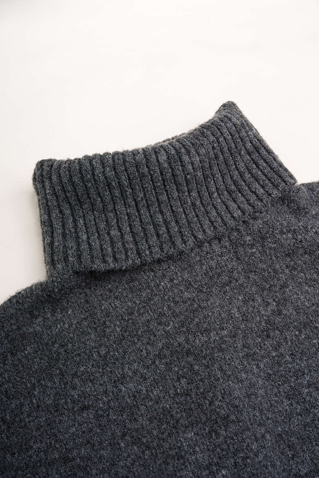Gebreide broek met col, riem en korte mouwen