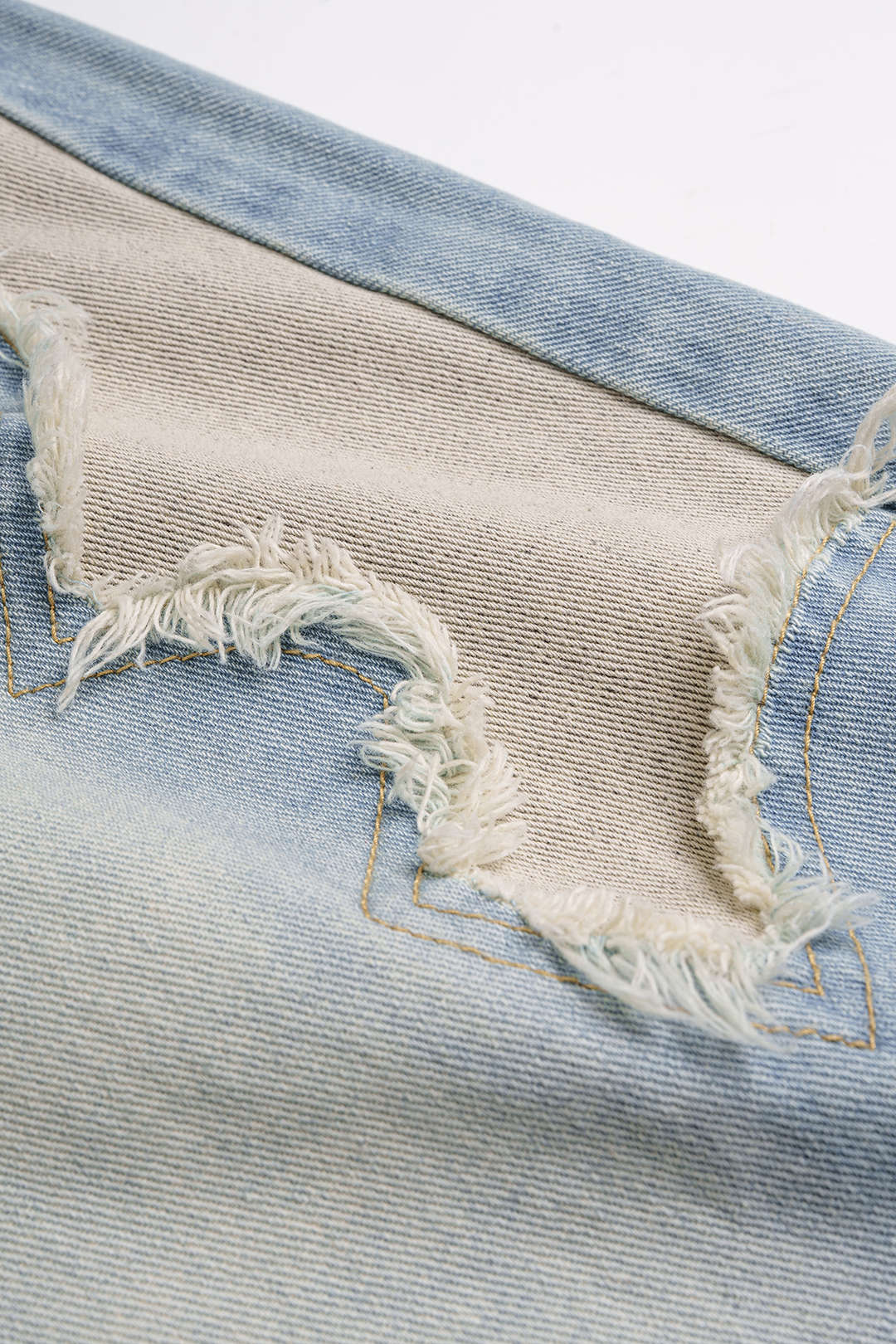 Jeans met knoopjes, zakken en wijde pijpen