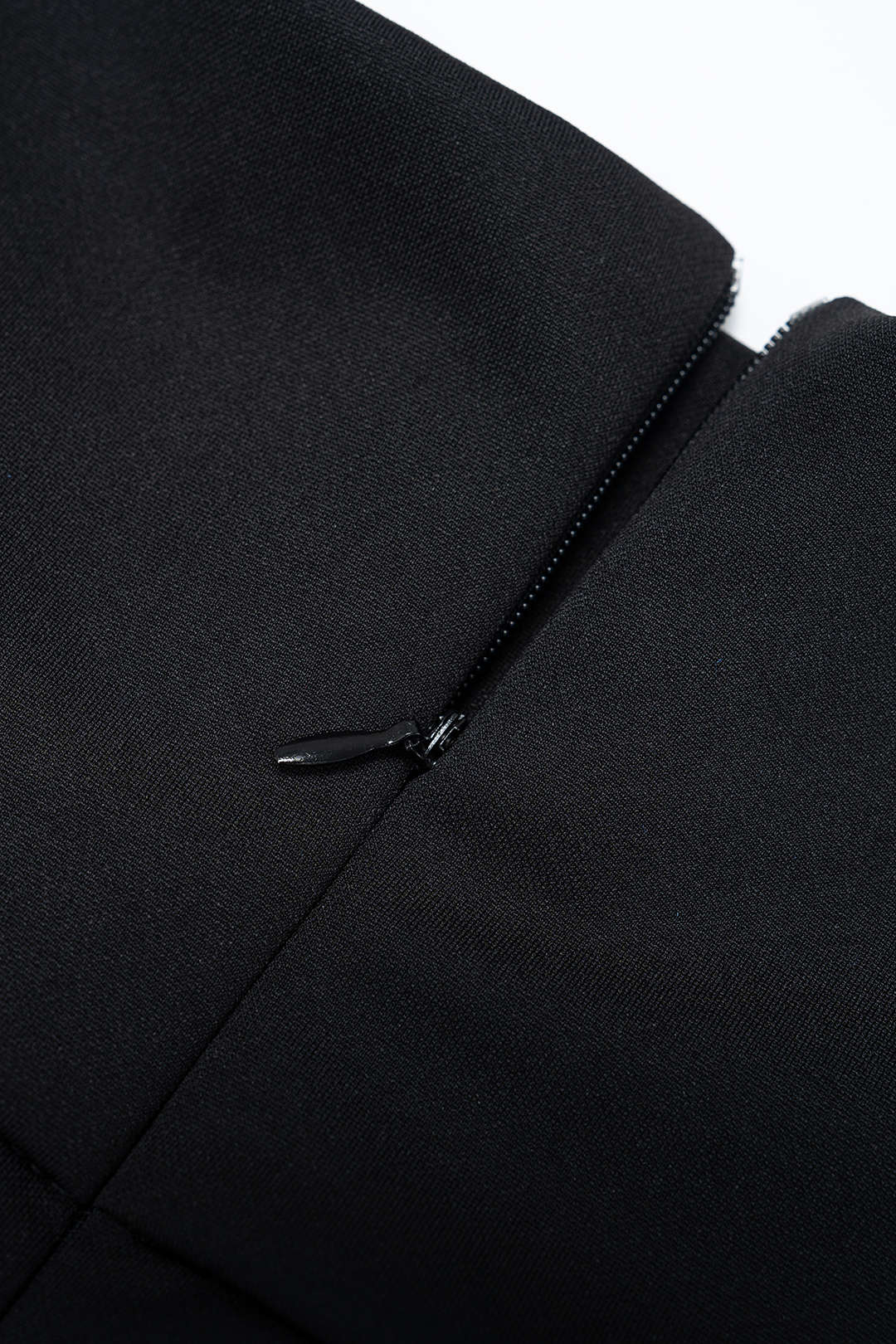 Effen broek met knoopjes, hoge taille en wijde pijpen
