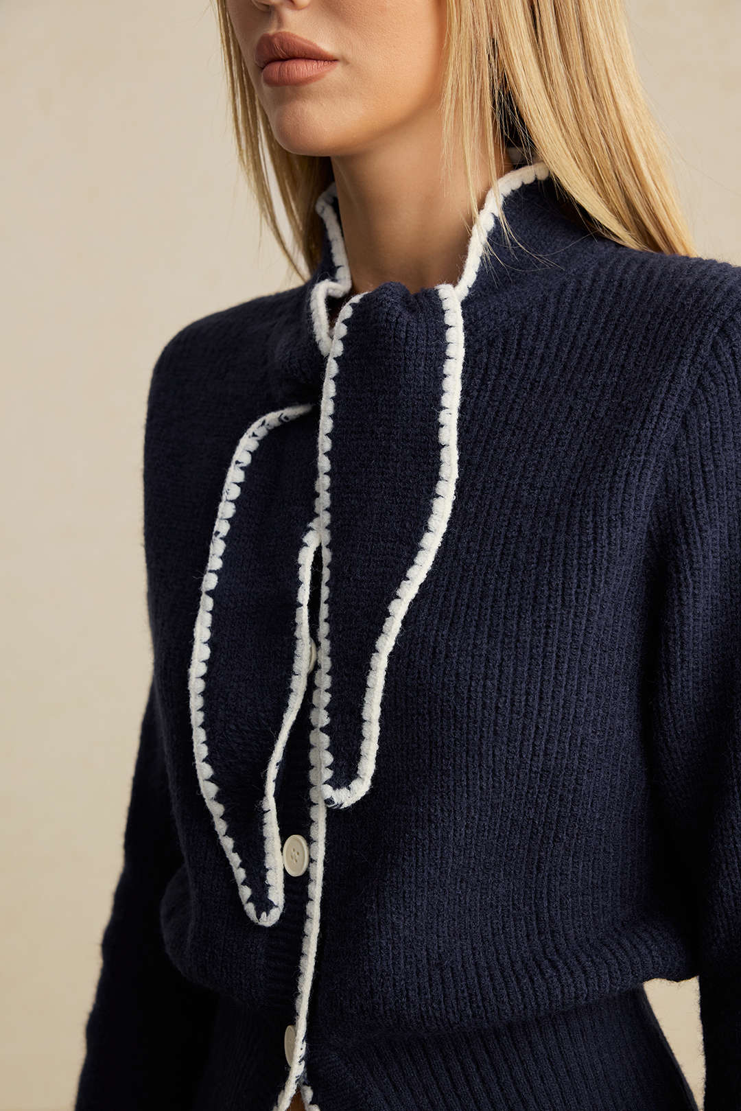 Gebreid vest met knoopjes en strik