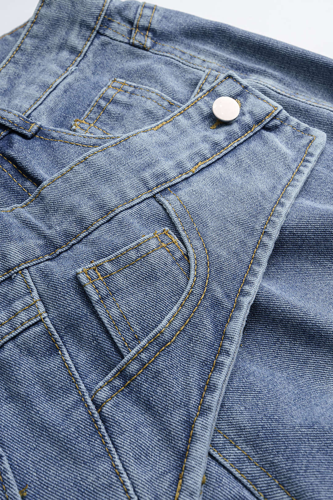 Jeans met knoopjes, rits en zakken