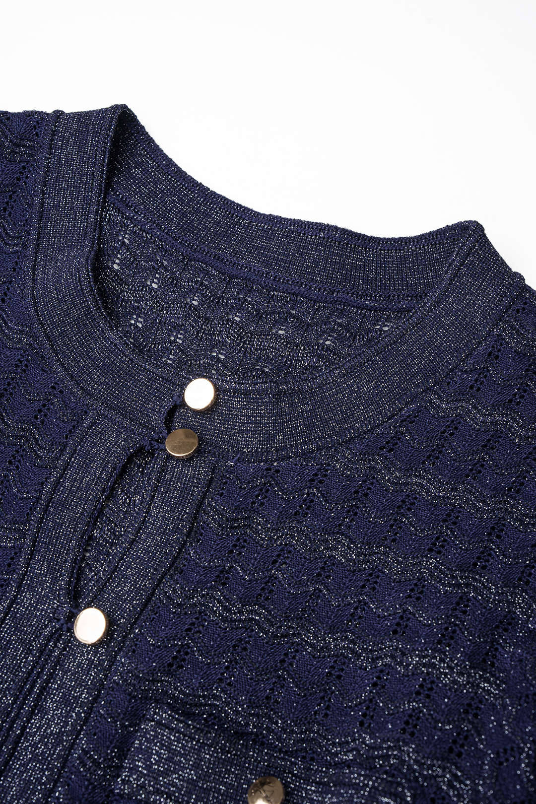 Gebreide metallic maxijurk met ronde hals en knoopjes