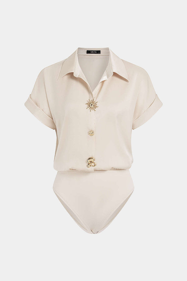 Satijnen metallic body met knoopjes en korte mouwen
