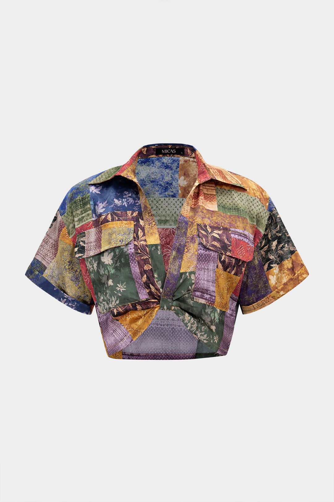 Patchwork satijnen top met V-hals, ruches en korte mouwen